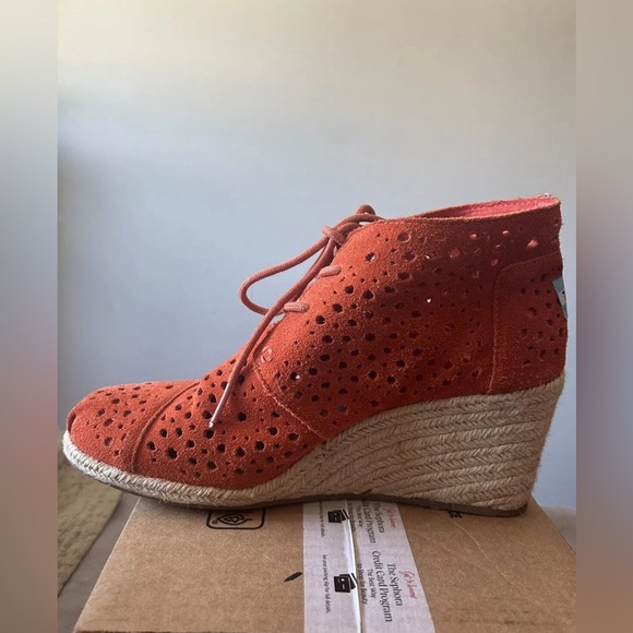 Toms orange Suede Wedge Booties, Size 7.5 - Picture 6 of 9